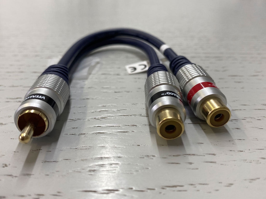 Frontaldarstellung eines Y-Adapters mit zwei Buchsen und einem Stecker