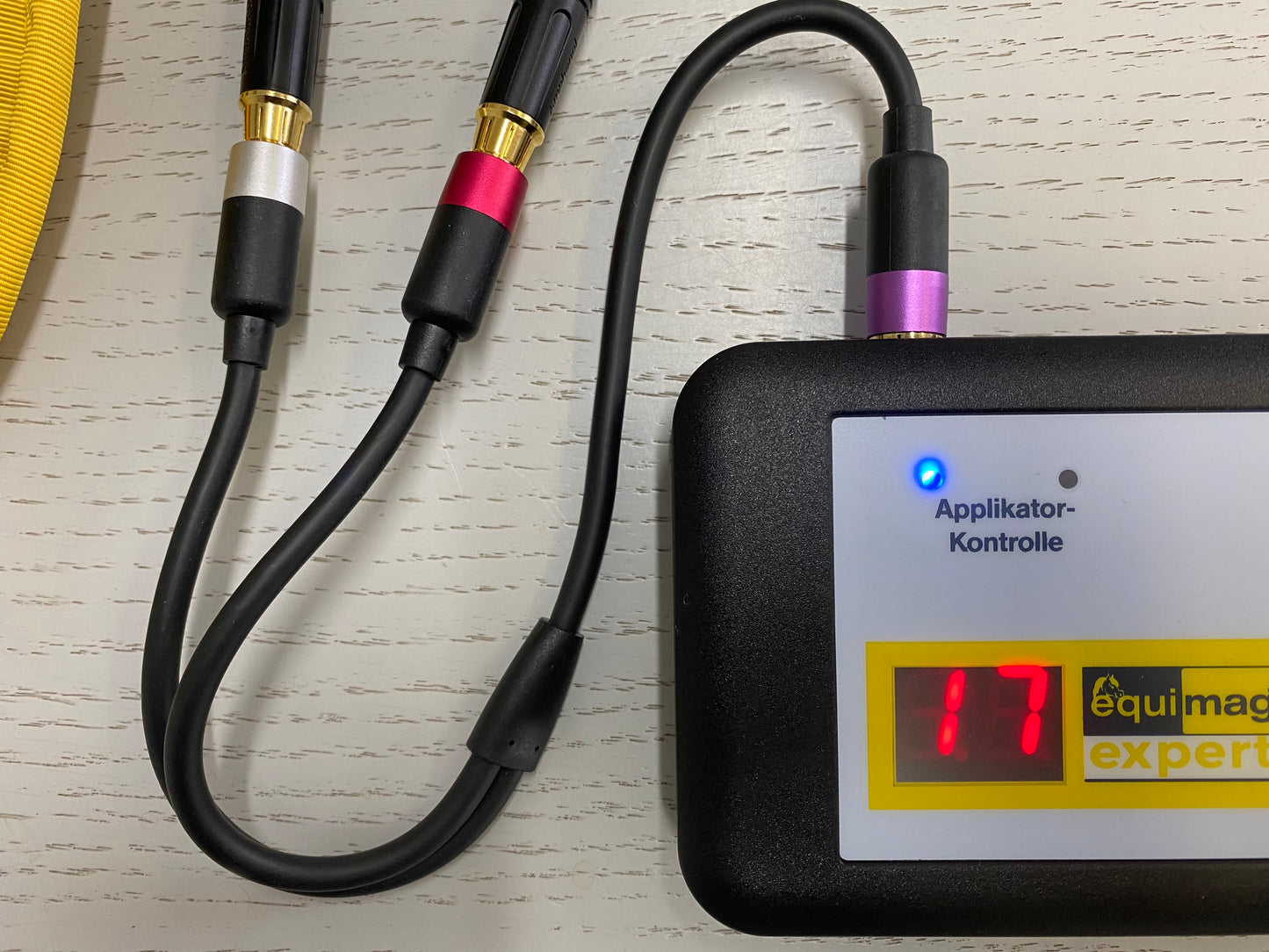 Y-Adapter zum Anschluss von zwei Applikatoren an einer Buchse des Steuergerätes